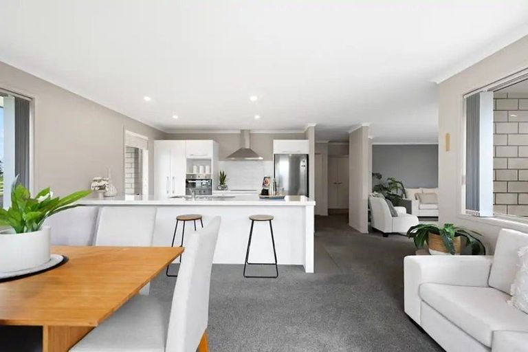 Photo of property in 41 Plescher Crescent, Leamington, Cambridge, 3432