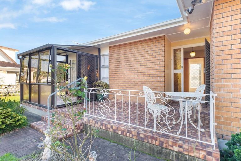 Photo of property in 8 Warden Place, Mangere Bridge, Auckland, 2022