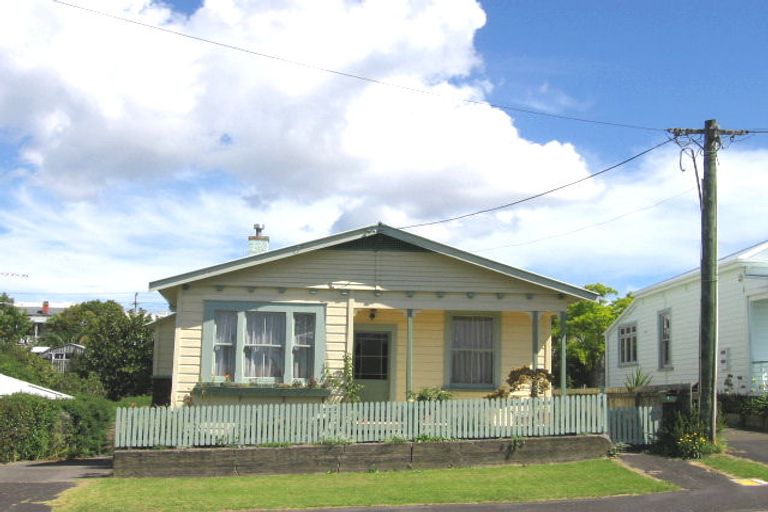 Photo of property in 33a Rutland Road, Stanley Point, Auckland, 0624