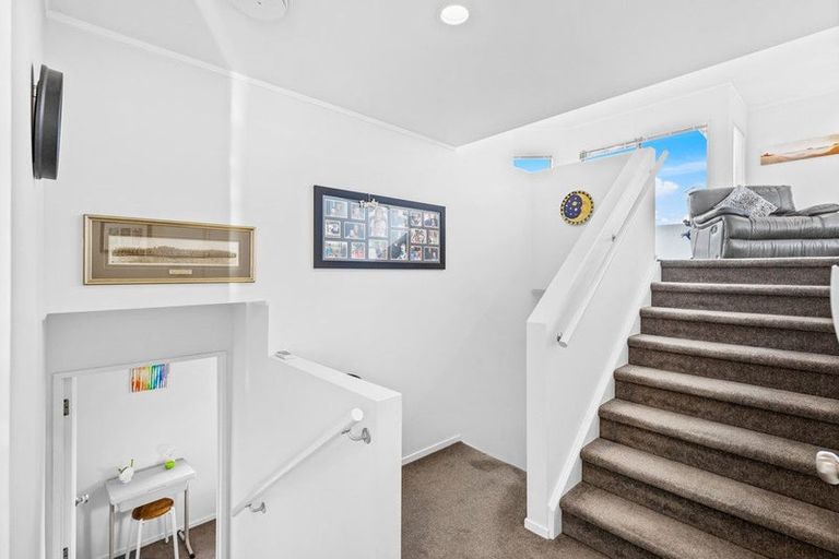 Photo of property in 2/1 Bluefin Way, West Harbour, Auckland, 0618