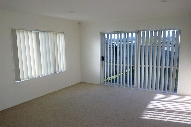 Photo of property in 60 Brashier Circle, Sunnyvale, Auckland, 0612