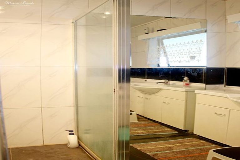 Photo of property in 8 Hatherley Place, Clendon Park, Auckland, 2103