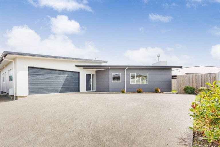 Photo of property in 4 Stratford Court, Fitzherbert, Palmerston North, 4410
