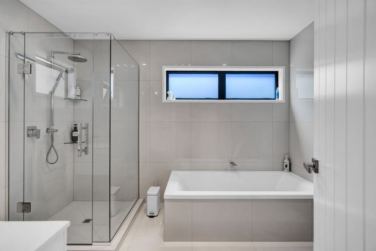 Photo of property in 15 Links Drive, Waiwhakaiho, New Plymouth, 4312