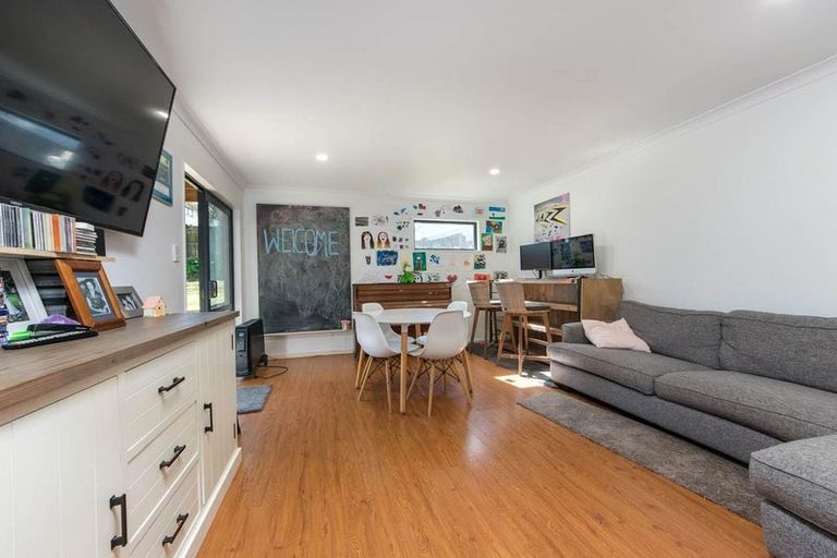 Photo of property in 22 St Catherine Crescent, West Harbour, Auckland, 0618