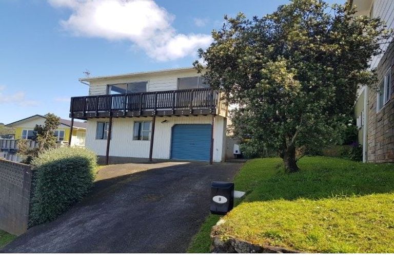 Photo of property in 9 Gloaming Hill, Titahi Bay, Porirua, 5022