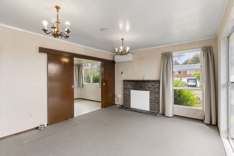 Photo of property in 51 Easton Park Parade, Glenfield, Auckland, 0629
