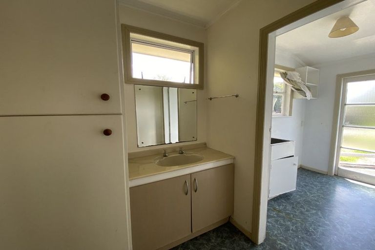 Photo of property in 42 Divich Avenue, Te Atatu South, Auckland, 0610