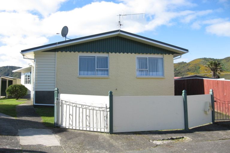 Photo of property in 27 Matthews Road, Wainuiomata, Lower Hutt, 5014