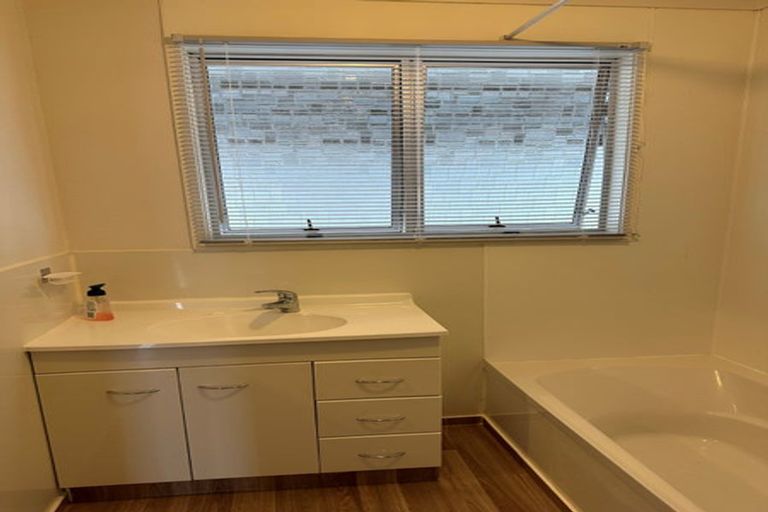 Photo of property in 10 Camphora Place, Ranui, Auckland, 0612