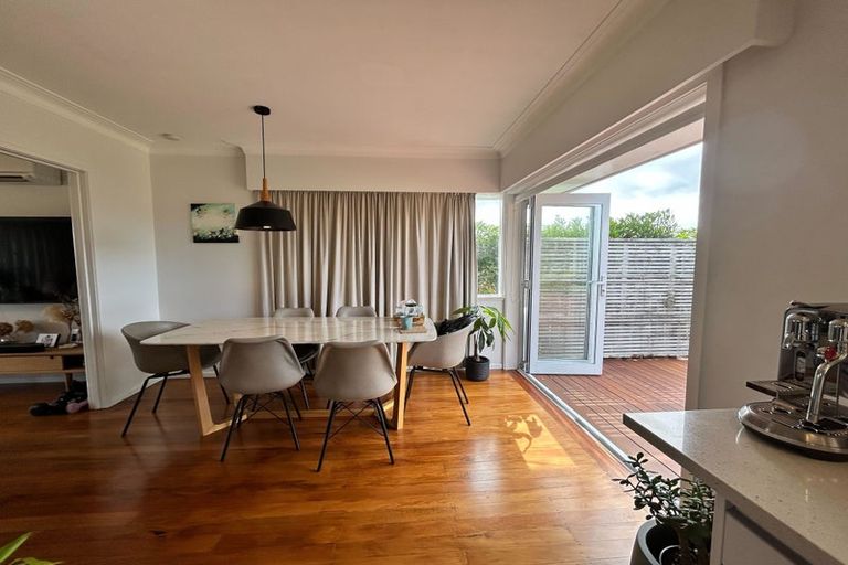 Photo of property in 33 Pupuke Road, Birkenhead, Auckland, 0627