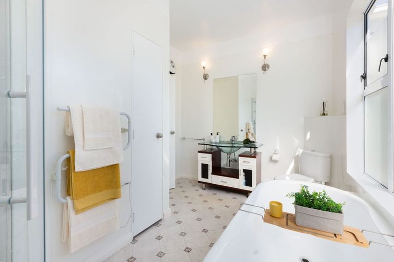 Photo of property in 76 Tilley Road, Paekakariki, 5034