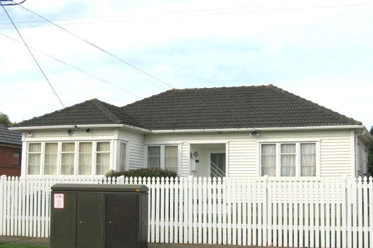 Photo of property in 2/52 Athlone Crescent, Avalon, Lower Hutt, 5011