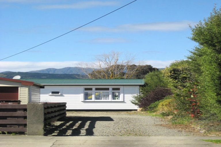 Photo of property in 40 Queenwood Road, Levin, 5510