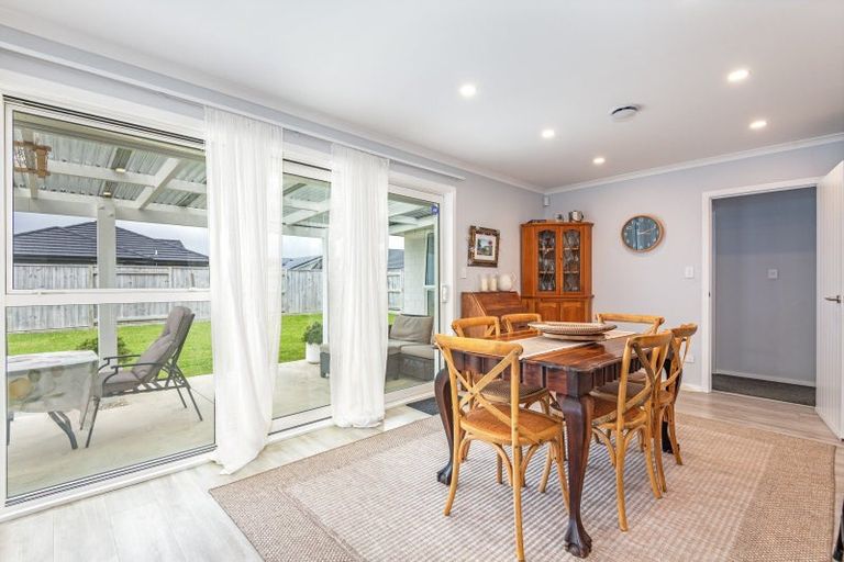 Photo of property in 96 Johnstone Drive, Fitzherbert, Palmerston North, 4410