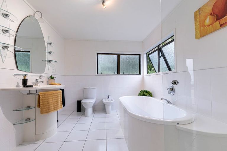 Photo of property in 922 West Coast Road, Waiatarua, Auckland, 0604