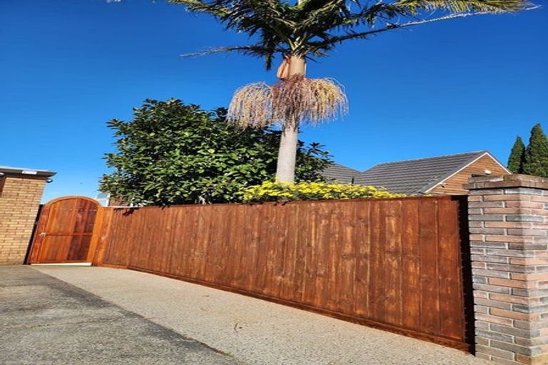 Photo of property in 102 Wiseley Road, West Harbour, Auckland, 0618