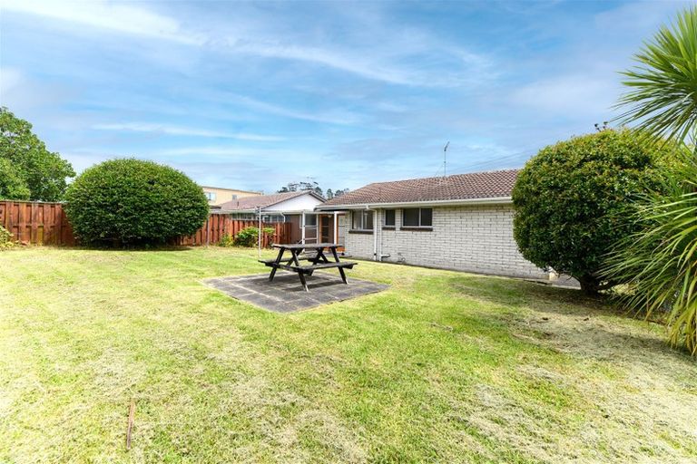 Photo of property in 2/558 Swanson Road, Ranui, Auckland, 0612