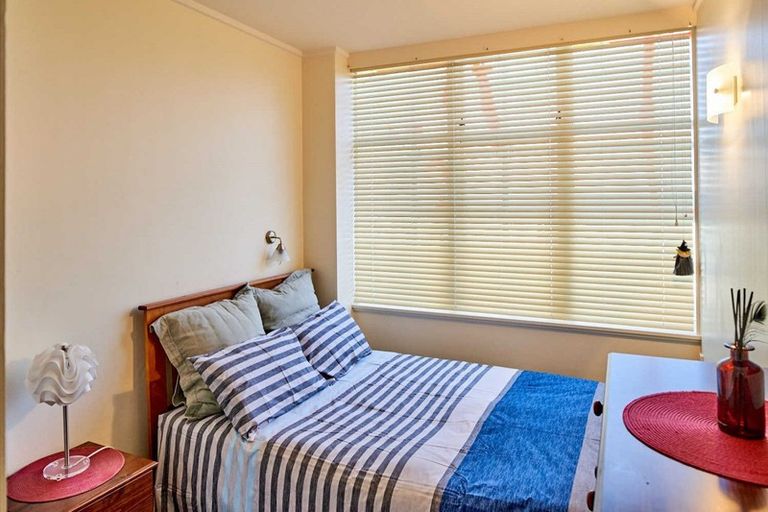 Photo of property in Rona House, 33 Rimu Street, Eastbourne, Lower Hutt, 5013