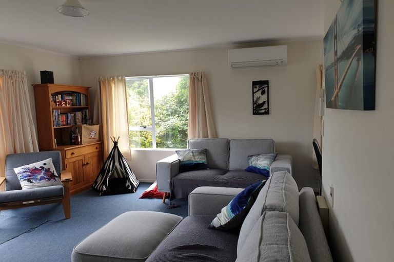 Photo of property in 33 Guadeloupe Crescent, Grenada Village, Wellington, 6037