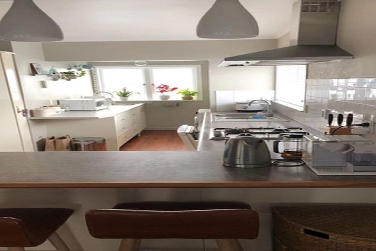 Photo of property in 1/130 Onewa Road, Northcote, Auckland, 0627