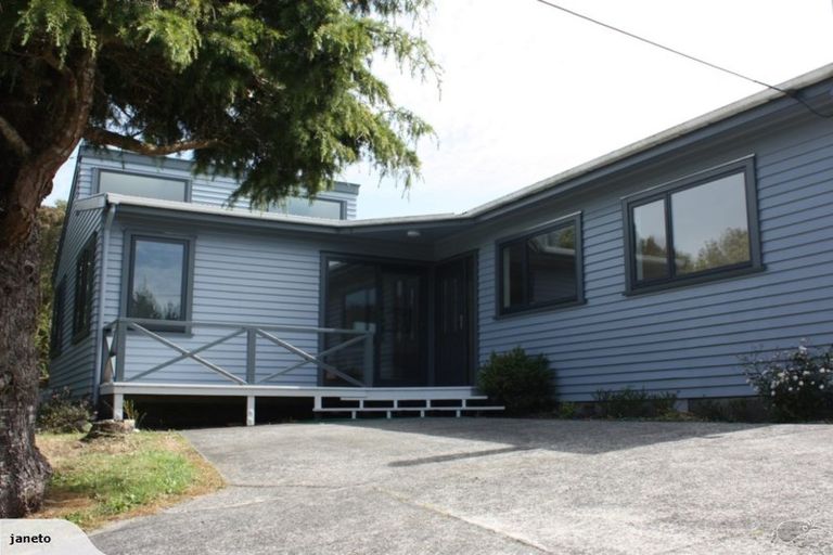 Photo of property in 52 Poto Road, Normandale, Lower Hutt, 5010