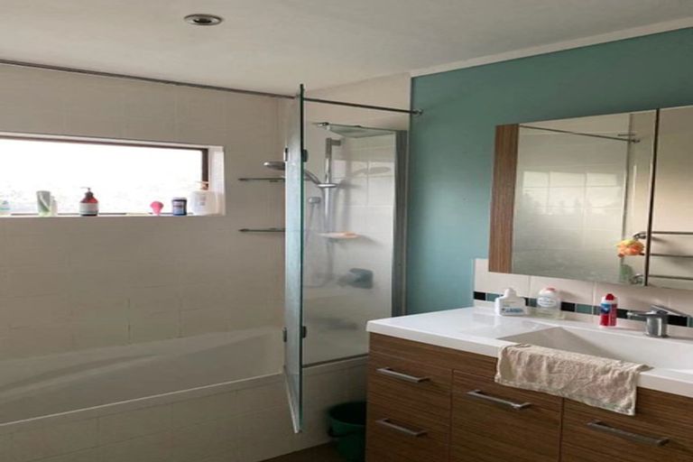 Photo of property in 3/40 Radiata Lane, Chatswood, Auckland, 0626