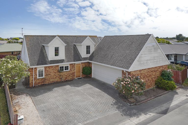 Photo of property in 35 Beauford Place, Parklands, Christchurch, 8083