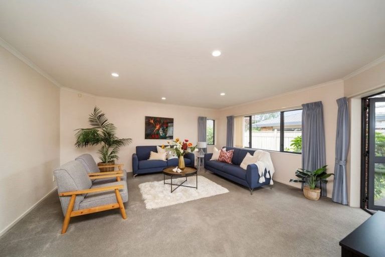 Photo of property in 2 Taylor Place, Merrilands, New Plymouth, 4312