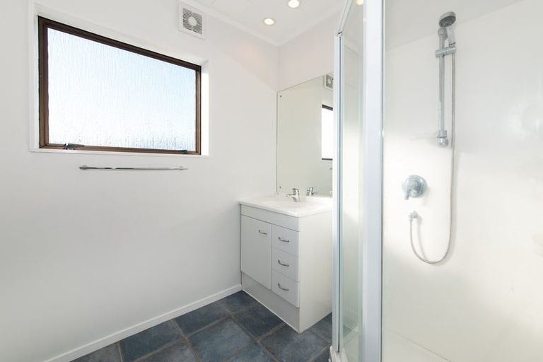 Photo of property in 92 Manhattan Heights, Glendene, Auckland, 0602