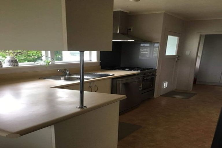 Photo of property in 5 Quigley Street, Newlands, Wellington, 6037