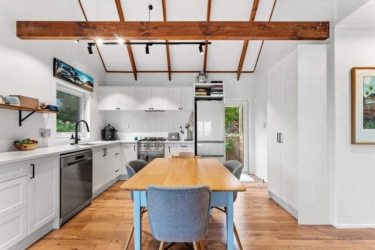 Photo of property in 6a D'oyly Drive, Stanmore Bay, Whangaparaoa, 0932