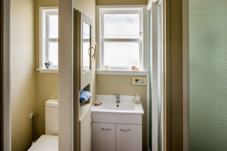 Photo of property in 31 Sunset Parade, Plimmerton, Porirua, 5026