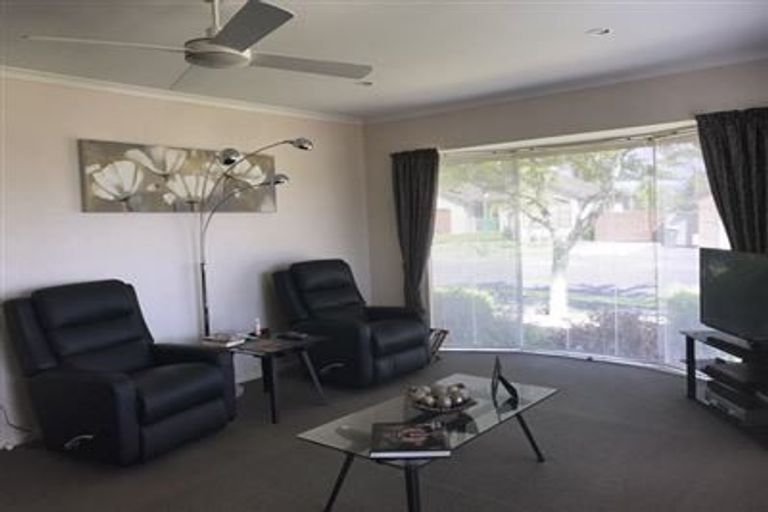 Photo of property in 6 Newbliss Crescent, East Tamaki Heights, Auckland, 2016