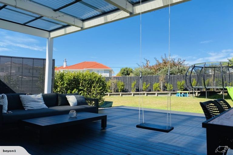 Photo of property in 560 Beach Road, Rothesay Bay, Auckland, 0630