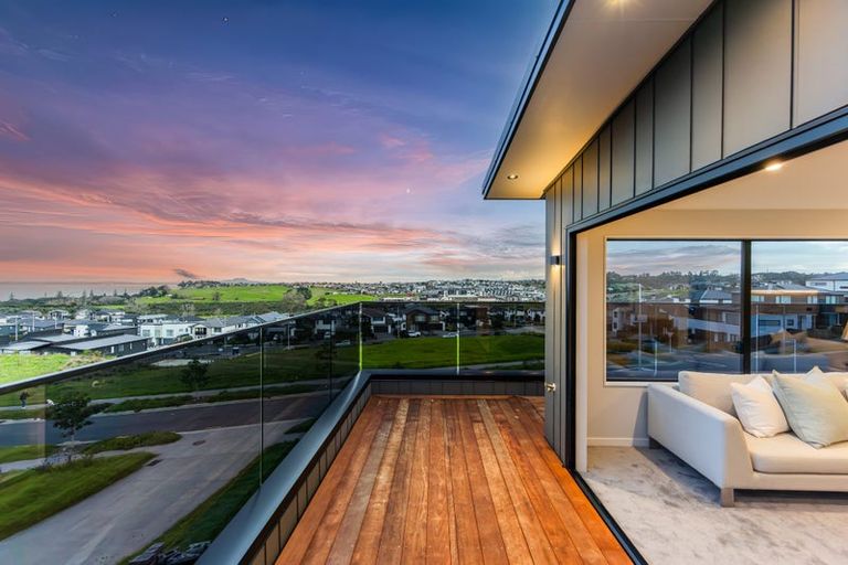 Photo of property in 3 Waitai Close, Long Bay, Auckland, 0630