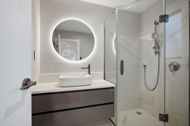 Photo of property in 5f Glendhu Road, Bayview, Auckland, 0629