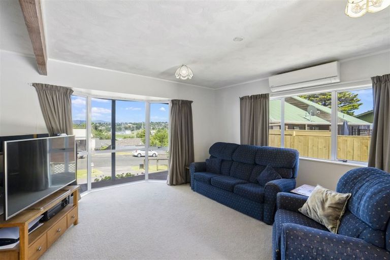 Photo of property in 8 Darcy Place, Massey, Auckland, 0614