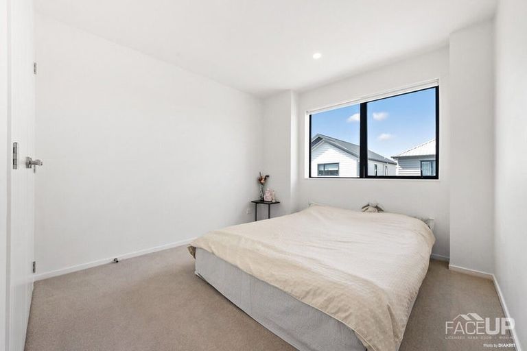 Photo of property in 2 Clay Lane, Hobsonville, Auckland, 0616