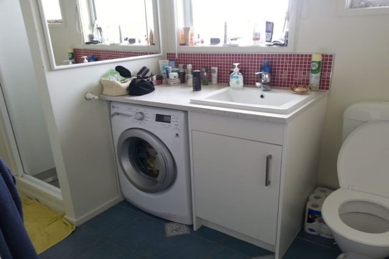 Photo of property in 14 Holdaway Avenue, Northcote, Auckland, 0627