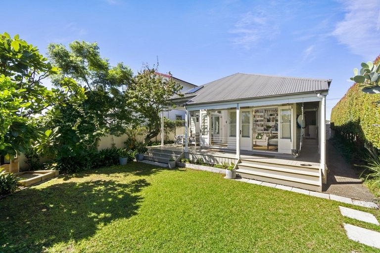 Photo of property in 63 Vauxhall Road, Devonport, Auckland, 0624