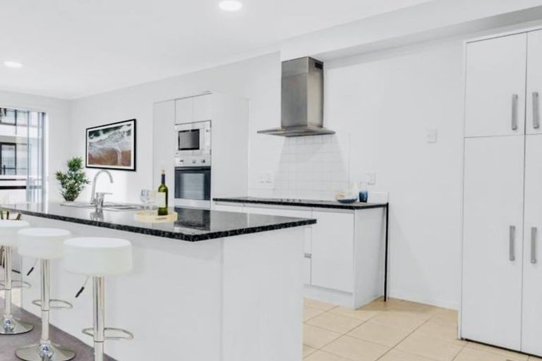 Photo of property in 1/130 Stancombe Road, Flat Bush, Auckland, 2016