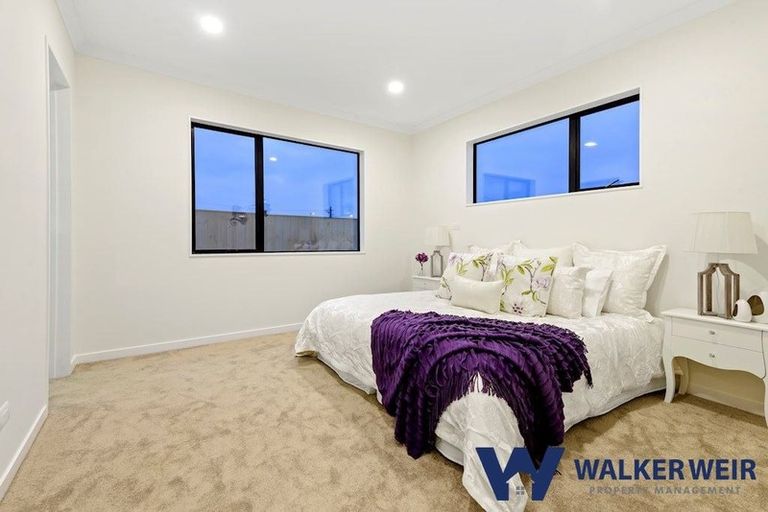 Photo of property in 19 Syd Grant Crescent, Orewa, 0931