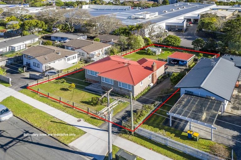Photo of property in 13 Newington Road, Henderson, Auckland, 0612