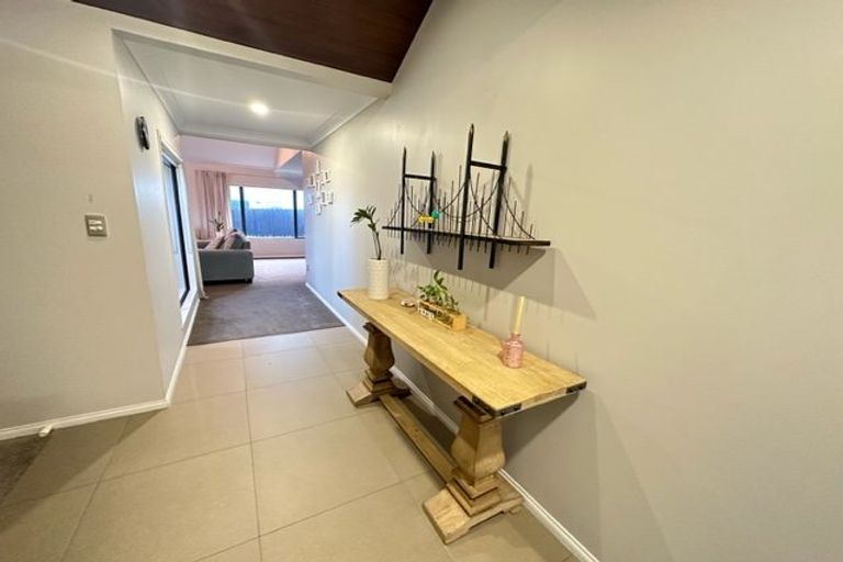 Photo of property in 14 Annalong Road, Dannemora, Auckland, 2016