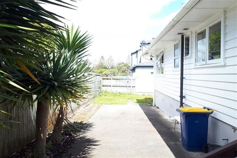 Photo of property in 2/46 Trinidad Road, Sunnynook, Auckland, 0620