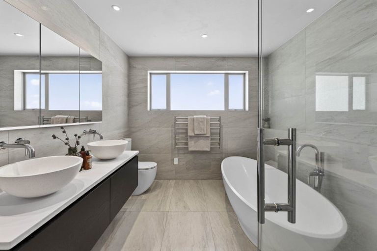 Photo of property in 7 Commodore Parry Road, Castor Bay, Auckland, 0620