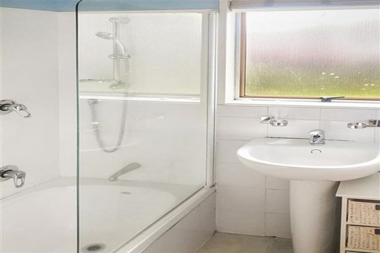 Photo of property in 21 Lavery Place, Sunnynook, Auckland, 0632