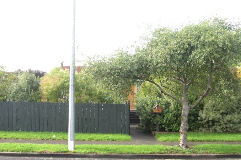 Photo of property in 2 Glennandrew Drive, Half Moon Bay, Auckland, 2012