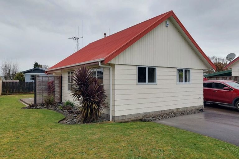 Photo of property in 98 Oakfield Crescent, Pukete, Hamilton, 3200